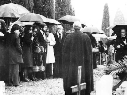 A família de Chaplin durante funeral privado