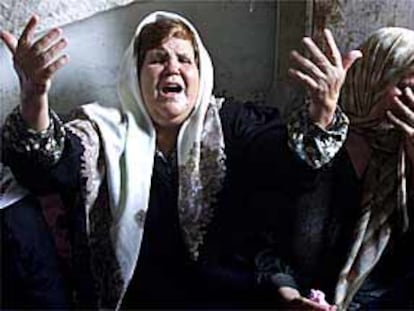 Dos mujeres palestinas lloran durante el funeral de Yeheh al Day, muertos por disparos israelíes en Gaza.