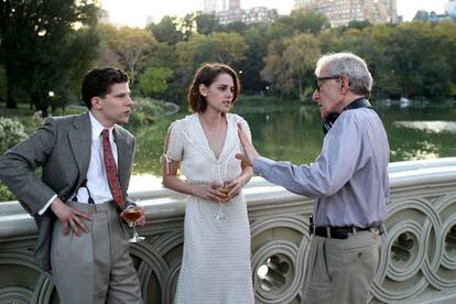 Kristen Stewart, Jessie Eisenberg y Woody Allen, en el rodaje de ‘Café Society’.