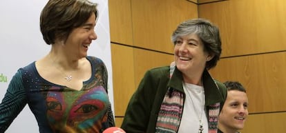 La portavoz parlamentaria de EH Bildu Laura Mintegi, en el centro, acompañada de sus compañeros de coalición Leire Pinedo y Dani Maeztu, en Bilbao. 