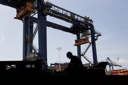 Un trabajador en el puerto de Veracruz, el 26 de septiembre de 2013.