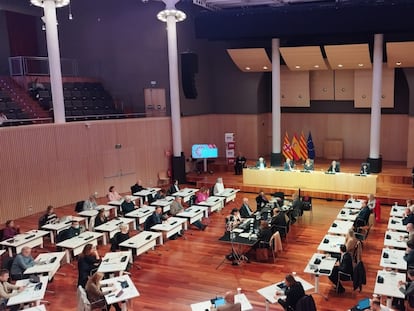 La sesión del pleno de la Diputación de Barcelona, este viernes, en el recinto de la Escola Industrial.