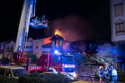 Bomberos trabajan en la zona del suceso.