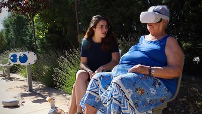 La investigadora Ana Rojo con la residente Teresa de los Reyes haciendo una prueba de su videojuego de realidad virtual en unos pedales.