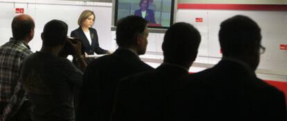 La ministra de Defensa, Carme Chacón, durante su comparecencia ante los medios en la que anunció que no se presentará a las primarias.