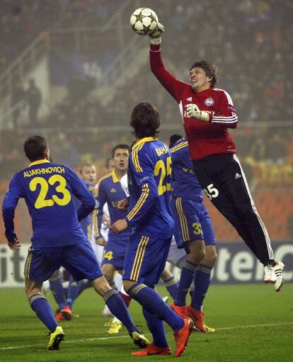 El portero del Bate, Andrei Gorbunov, despeja el balón durante contra el Lille.