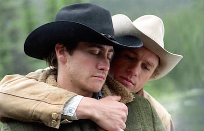 Esta apasionada historia de amor entre dos cowboys modernos abrió las puertas de la fama para el actor y, tras su gran éxito, le convirtió en una estrella de Hollywood. La química entre Heath Ledger y Jake Gyllenhaal en pantalla soporta el peso de una película que le valió su primera nominación al Oscar.