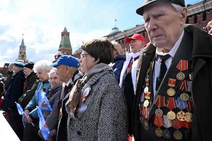 Algunos veteranos asisten al desfile del Día de la Victoria en la Plaza Roja de Moscú, este lunes. Las nubes han impedido el vuelo de los aviones, mientras que en tierra solo marcharon 129 vehículos de combate y 10.000 militares frente a los 191 y 12.000 del 2021, respectivamente.