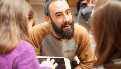 Lucas Ramada Prieto imparte un taller infantil de ficción digital en Logroño.