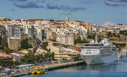 Con sus seis kilómetros de longitud, el puerto natural de Mahón es uno de los más largos de Europa.