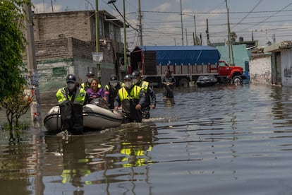 Fuerzas federales, estatales y municipales atienden y auxilian a los damnificados de las inundación en las colonias Culturas Mexicanas en Chalco, Estado de México