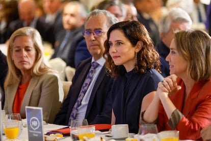 La presidenta de Madrid, Isabel Díaz Ayuso, junto a Rocío Albert, consejera de Economía; Enrique Ossorio, presidente de la Asamblea, y Cuca Gamarra, secretaria general del PP, el 12 de mayo.