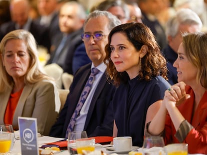 La presidenta de Madrid, Isabel Díaz Ayuso, junto a Rocío Albert, consejera de Economía; Enrique Ossorio, presidente de la Asamblea, y Cuca Gamarra, secretaria general del PP, el 12 de mayo.