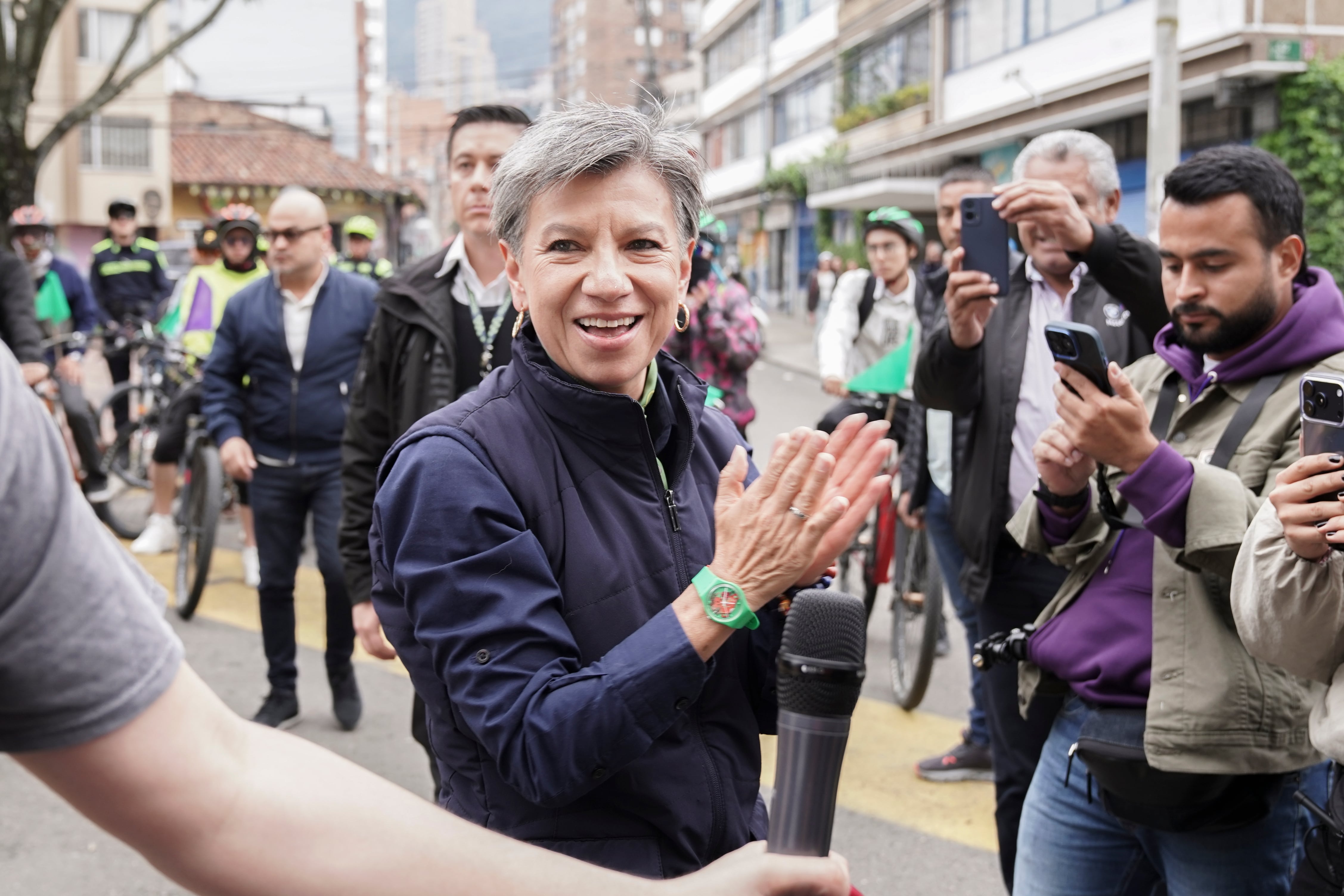 Claudia López logra una tímida victoria en la consulta de centro