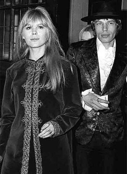 Marianne Faithfull, con Mick Jagger en una foto de 1967.