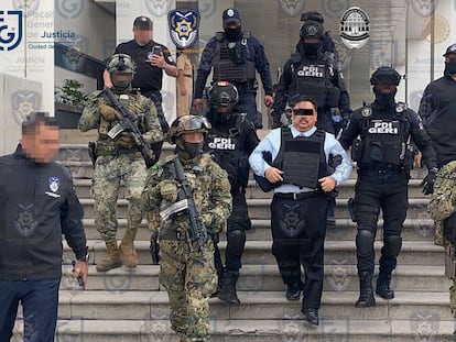 Uriel Carmona escoltado por la Policía de Investigación y militares, luego de su detención, el 4 de agosto.