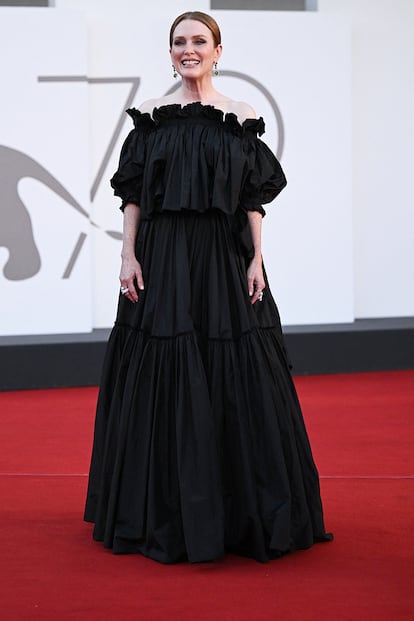 Julianne Moore, presidenta del jurado de esta edición del festival veneciano, no ha faltado a la ceremonia de clausura. Para la última noche en la ciudad de los canales ha vuelto a apostar por el negro con este voluminoso vestido de Dior. Un diseño que forma parte de la colección que la maison presentó en Sevilla.