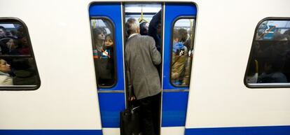 Un vagón de Metro abarrotado en la estación de Pacífico durante un paro contra la supresión de la extra.
