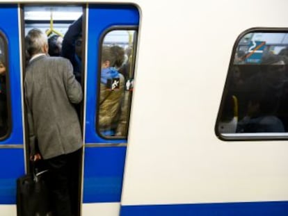 Un vag&oacute;n de Metro abarrotado en la estaci&oacute;n de Pac&iacute;fico durante un paro contra la supresi&oacute;n de la extra. 