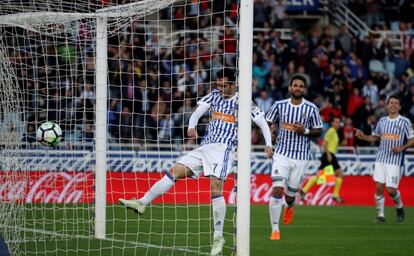 Juanmi celebra el quinto gol de la Real.