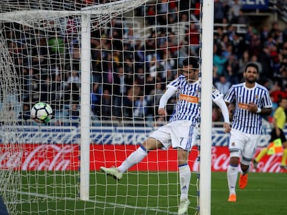Juanmi celebra el quinto gol de la Real.