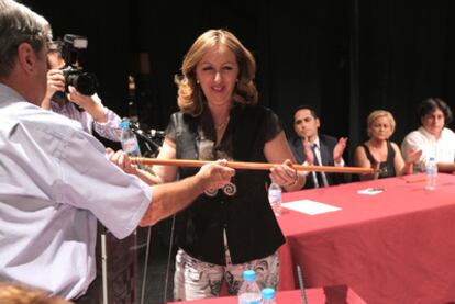La nueva alcaldesa de Griñón, María Antonia Díaz, recibe la vara de mando de la localidad.