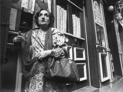 Maruja Mallo en una calle de Madrid, en 1983.