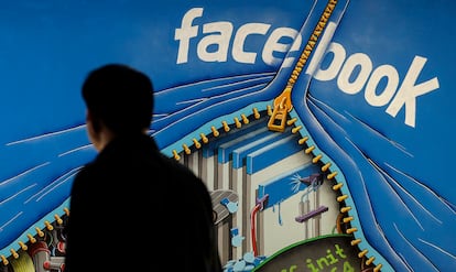 Un hombre camina frente a un mural en el campus californiano de Facebook en Menlo Park (California).