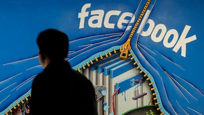 Un hombre camina frente a un mural en el campus californiano de Facebook en Menlo Park (California).
