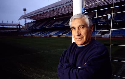 Arsenio Iglesias, en el estadio de Riazor en La Coruña, en marzo de 1994.