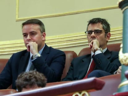 El jefe de gabinete de Pedro Sánchez, Iván Redondo (izquierda), en la tribuna de invitados durante la primera sesión del debate de investidura del presidente del Gobierno en funciones en la XIV Legislatura en Madrid (España), a 4 de enero de 2020. 