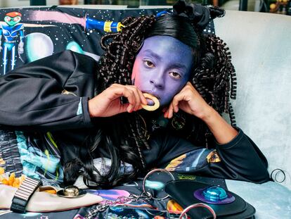 Prints ‘efecto pitón’, colores neón y bolsos con planetas–joya: los accesorios más buscados parecen de otra galaxia