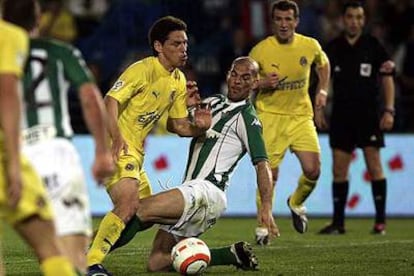 Guillermo Franco y Rivas chocan en una jugada del partido.