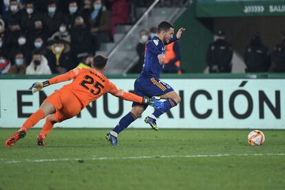 Hazard regatea a Werner en la acción del segundo gol del Madrid.