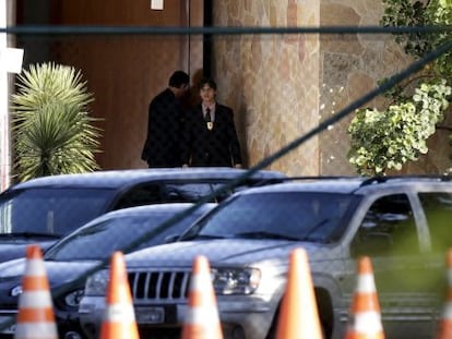 Policías en la entrada del domicilio de Eduardo Cunha, este martes en Brasilia.