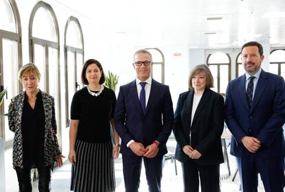 De izda. a dcha.: Victoria Ortega, presidenta del Consejo General de la Abogacía Española; Maite Oronoz, presidenta del Tribunal Supremo de Puerto Rico; Ander Gil, presidente del Senado; Ángela Cerrillos, abogada y feminista española; y Ángel García Aragón, decano del Colegio de Abogados de Lorca.