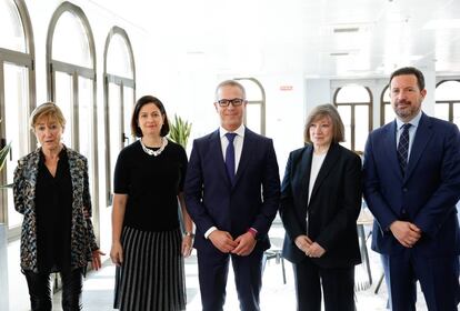 De izda. a dcha.: Victoria Ortega, presidenta del Consejo General de la Abogacía Española; Maite Oronoz, presidenta del Tribunal Supremo de Puerto Rico; Ander Gil, presidente del Senado; Ángela Cerrillos, abogada y feminista española; y Ángel García Aragón, decano del Colegio de Abogados de Lorca. 