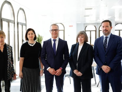 De izda. a dcha.: Victoria Ortega, presidenta del Consejo General de la Abogacía Española; Maite Oronoz, presidenta del Tribunal Supremo de Puerto Rico; Ander Gil, presidente del Senado; Ángela Cerrillos, abogada y feminista española; y Ángel García Aragón, decano del Colegio de Abogados de Lorca. 