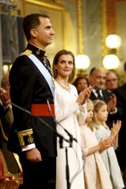 Felip VI amb la seva família, durant la coronació.