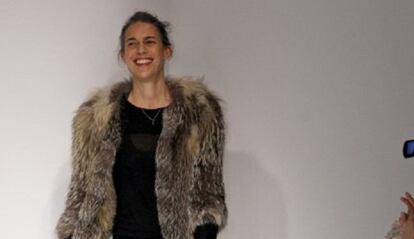 Isabel Marant, al finalizar su desfile de la coleccion oto&ntilde;o-invierno 2013-2014 en la semana de la moda de Par&iacute;s.