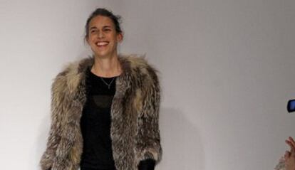 Isabel Marant, al finalizar su desfile de la coleccion otoño-invierno 2013-2014 en la semana de la moda de París.