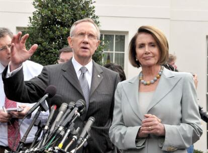 El líder de la mayoría demócrata en el Senado, Harry Reid, comparece ante la prensa junto a la presidenta de la Cámara de Representantes, Nancy Pelosi.
