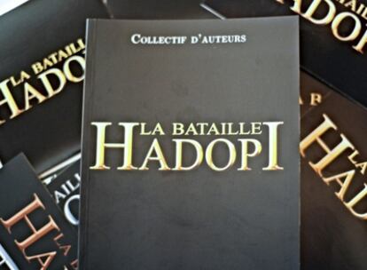 Cuarenta autores publican un libro contra la ley francesa que permite cortar el acceso a Internet a quien descargue obras protegidas.