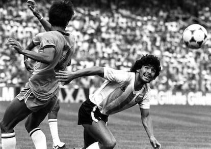 Diego Armando Maradona (derecha), durante el partido Brasil-Argentina del Mundial de España 82, disputado en Barcelona.