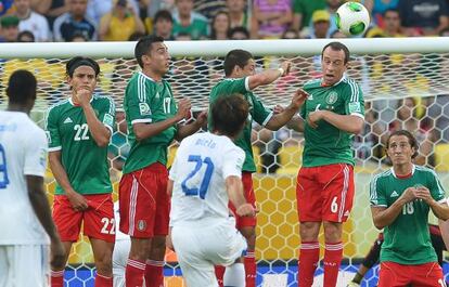 Pirlo, en el gol de falta a México. 