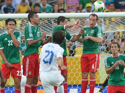 Pirlo, en el gol de falta a México. 