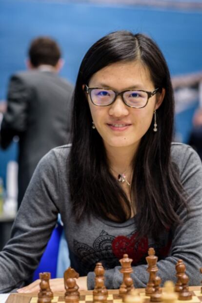 Yifán Hou, número uno del escalafón mundial femenino, ayer, minutos antes del comienzo de su partida con Magnus Carlsen en Wijk aan Zee (Holanda)