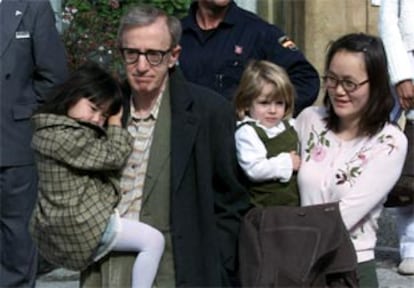 Woody Allen y su esposa, Soon Yi, con sus hijos en brazos, a su llegada ayer a Oviedo.