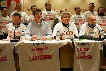 Juan Ferrera, el segundo por la izquierda, rodeado de compañeros que le mostraron su apoyo, en Guadalajara.