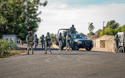 Elementos del Ejército Mexicano en Navolato, Sinaloa, el 19 de mayo de 2025.